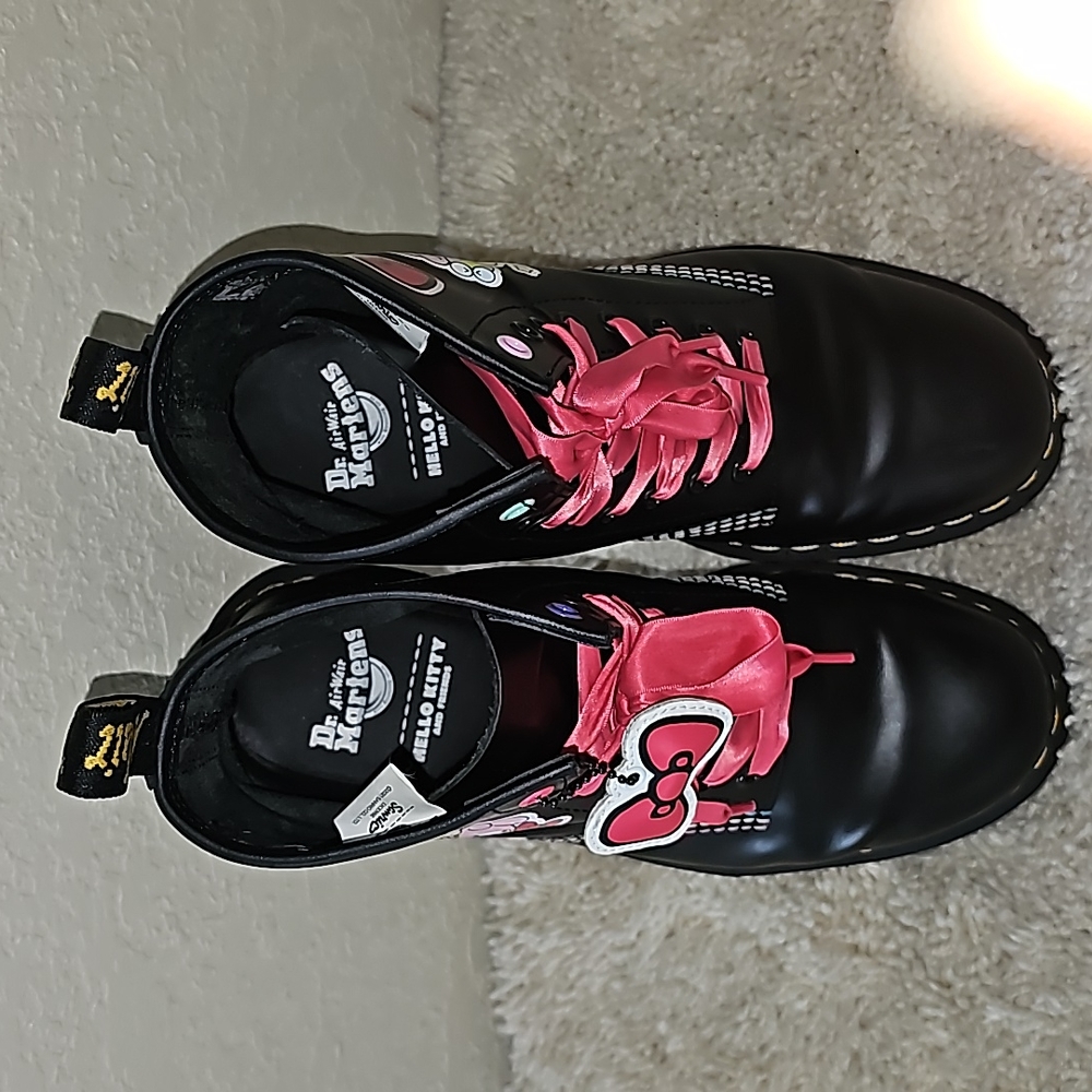 Dr. Martens X Hello Kitty & Friends Boots - Picture 15 of 16